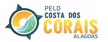 Logomarca do PELD, num círculo contém o sol, o mar e o ambiente submarino, rodeado por uma rosa-dos-ventos. À sua direita há escrito "PELD, Costa dos Corais, Alagoas"